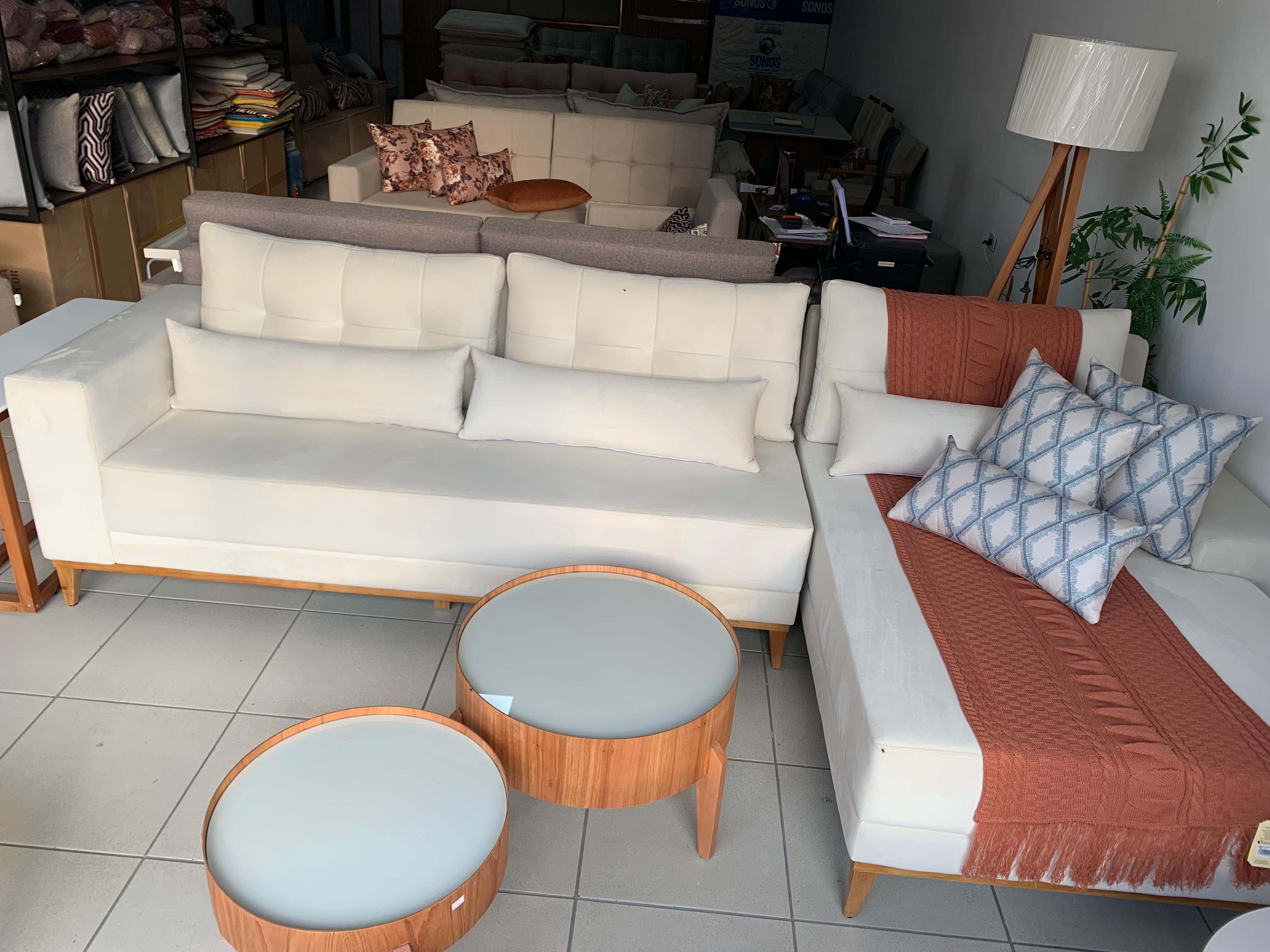 sofá com chaise tecido veludo off white